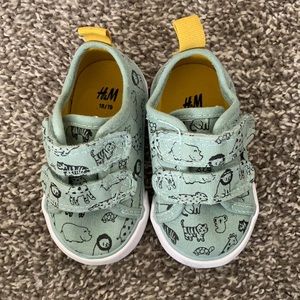 Infant print shoes